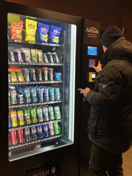 Varuautomat med tilltugg, färdig mat och dricka på arbetsplatsen